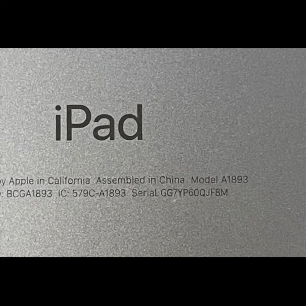 Apple iPad 6th Gen.- 128GB, Wi-Fi, 9.7” + iPad Case